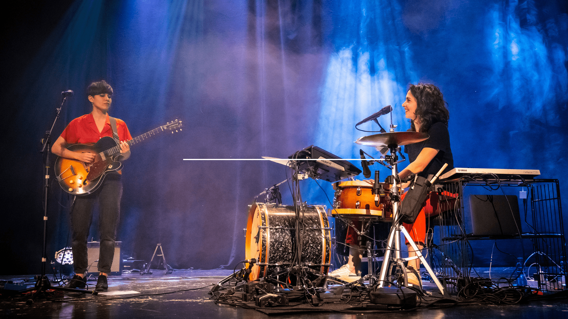 almassonora roja blava Alquiler de equipos de audio para conciertos